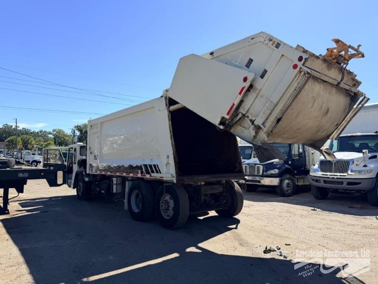 2013-crane-carrier-co.-garbage-truck-image-7