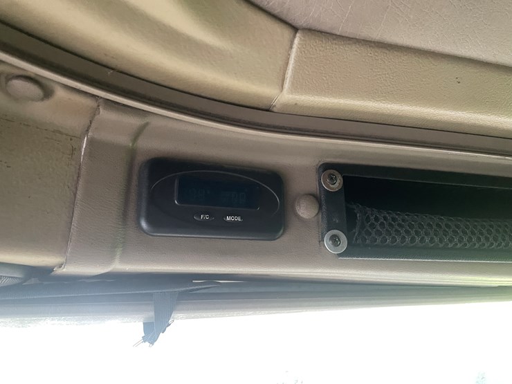 #210-•-2009-international-eagle-semi-tractor-(fall-creek,-wi)-(has-wi-title)-image-36