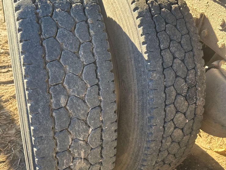 1996-peterbilt-379-image-10