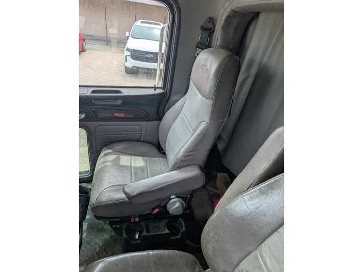 peterbilt-365-image-32