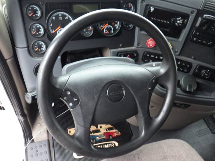 2019-freightliner-cascadia-125-image-17