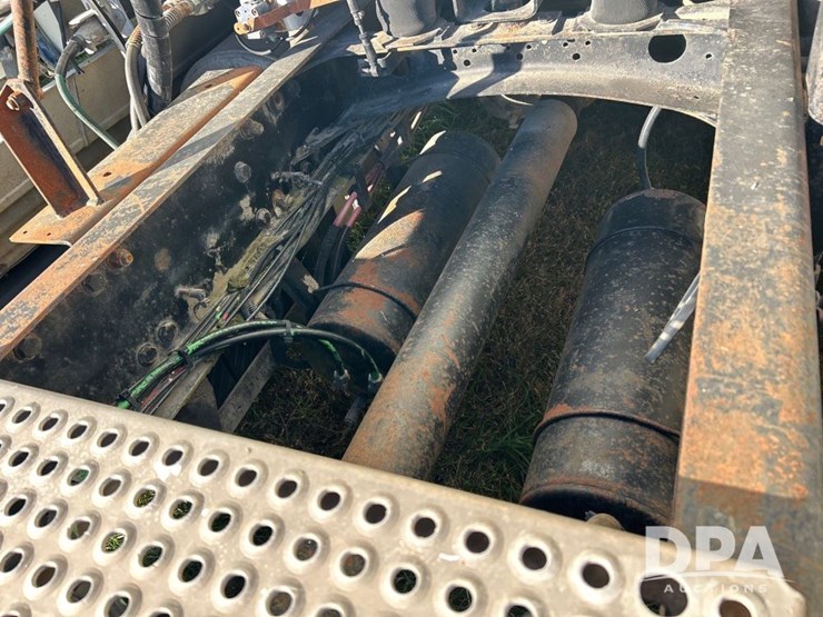 1996-freightliner-fld120-image-20