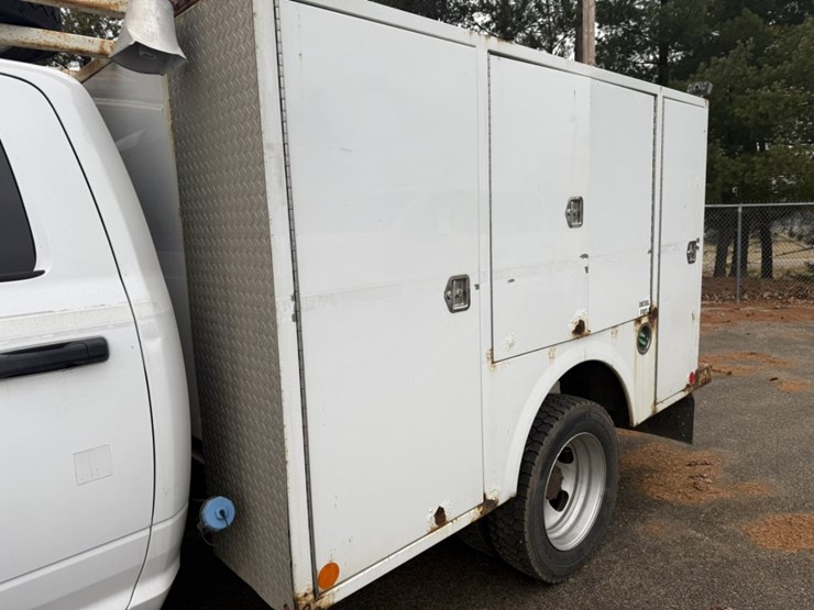 #1830-•-2015-ram-5500-4x4-service-truck-image-17