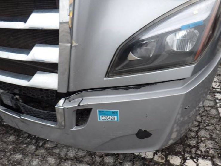 freightliner-cascadia-126-image-2