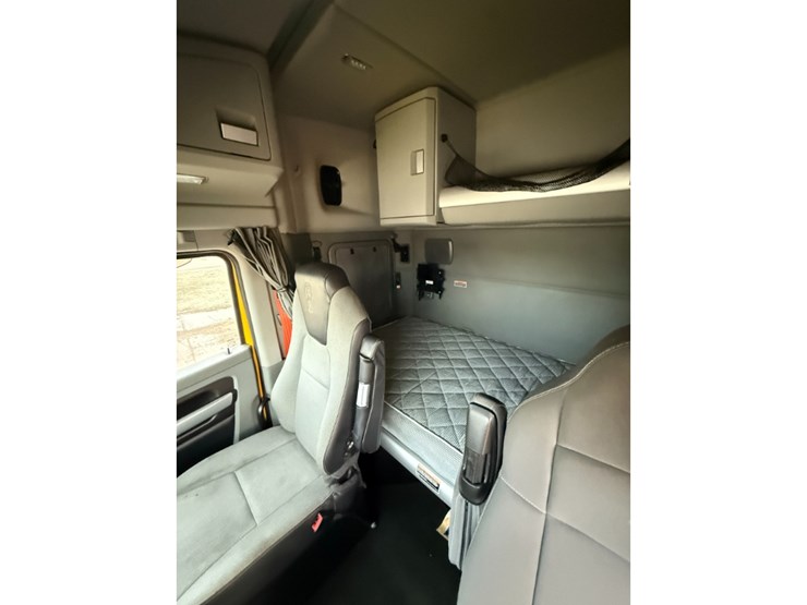 2020-kenworth-t680-image-24