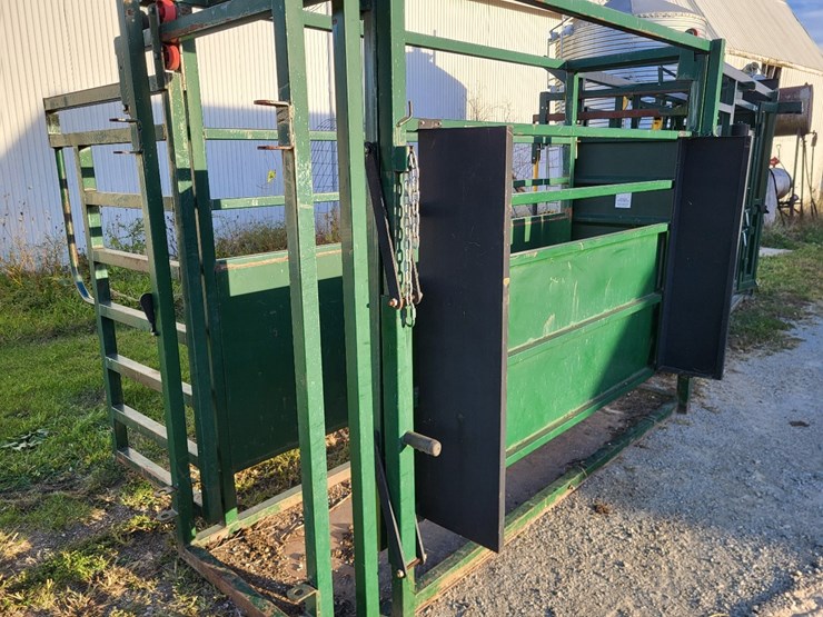 arrow-farmquip-8400-q-catch-cattle-squeeze-chute-w/alley-way---like-new-image-17