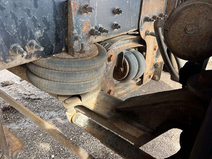 2018-mack-gu-granite-6-axle-dump-truck-image-19