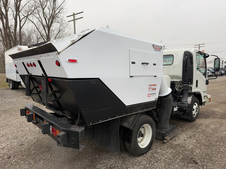 2023-isuzu-npr-image-3