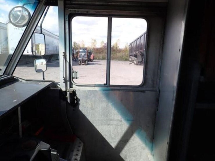 2013-freightliner-mt55-image-21