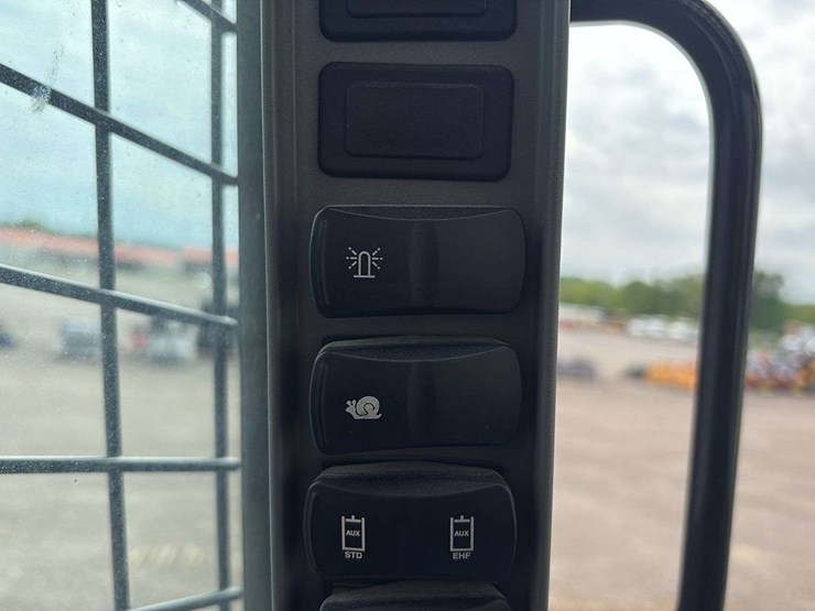 2022-new-holland-c362-image-52