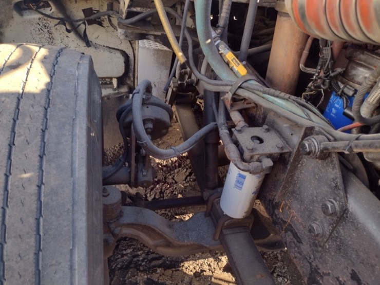 peterbilt-335-image-25