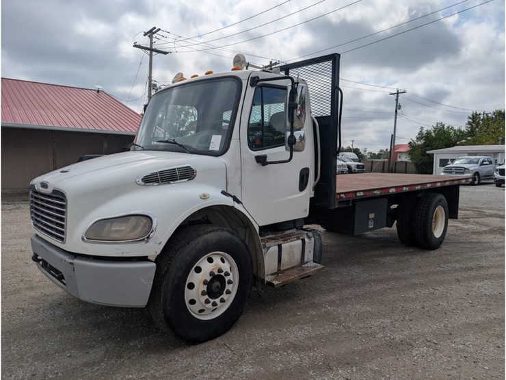2014-freightliner-m2-106-image-1