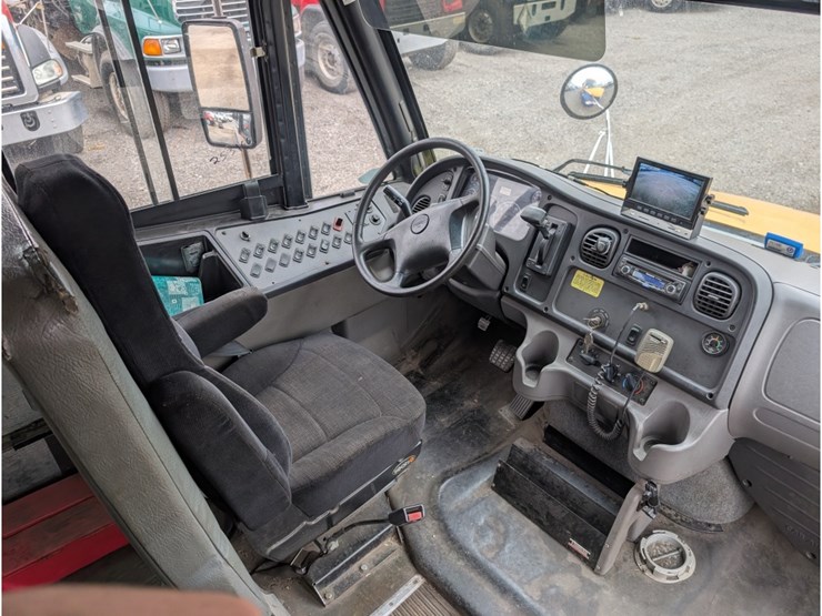 2012-freightliner-b2-image-16