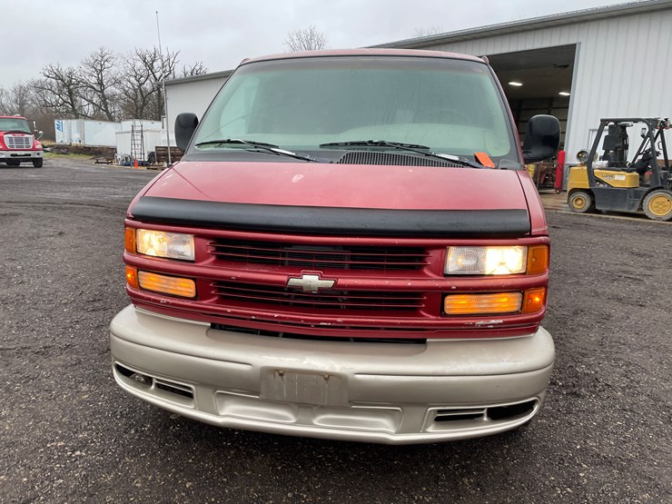 1999-chevy-3500-image-2