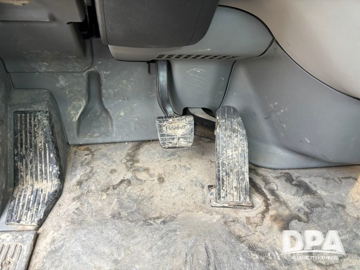 peterbilt-579-image-69