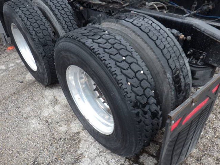 2019-freightliner-cascadia-126-image-16