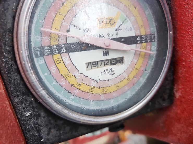 1969-ih-826-diesel-tractor-image-16