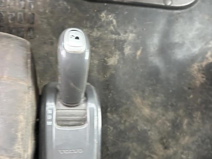 2015-volvo-vnl42t670-image-18