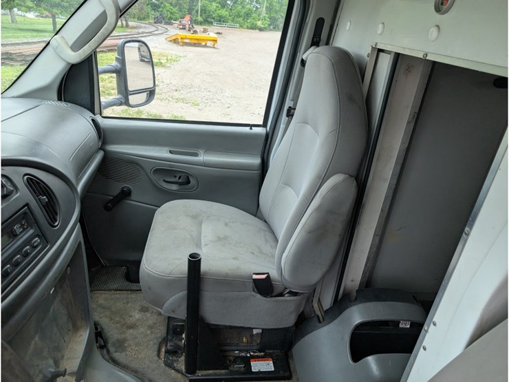 2006-ford-e350-image-14