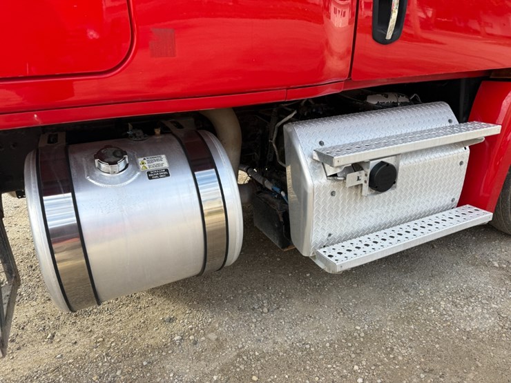 2019-freightliner-cascadia-126-image-15