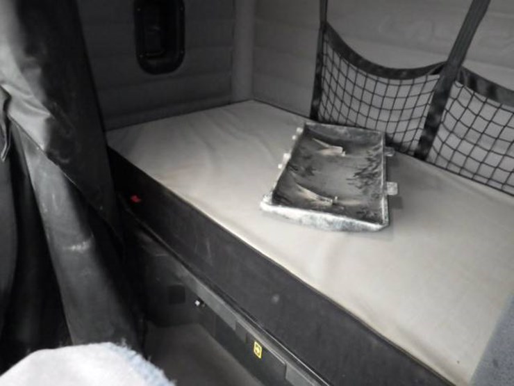 freightliner-cascadia-126-image-22