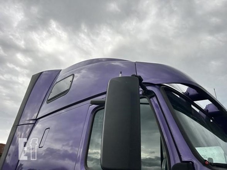 2015-volvo-vnl42t670-image-47