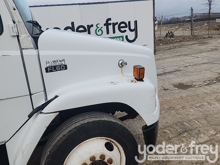 2001-freightliner-fl60-image-31