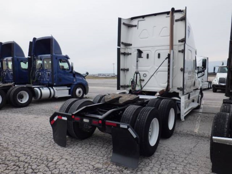 freightliner-cascadia-126-image-11