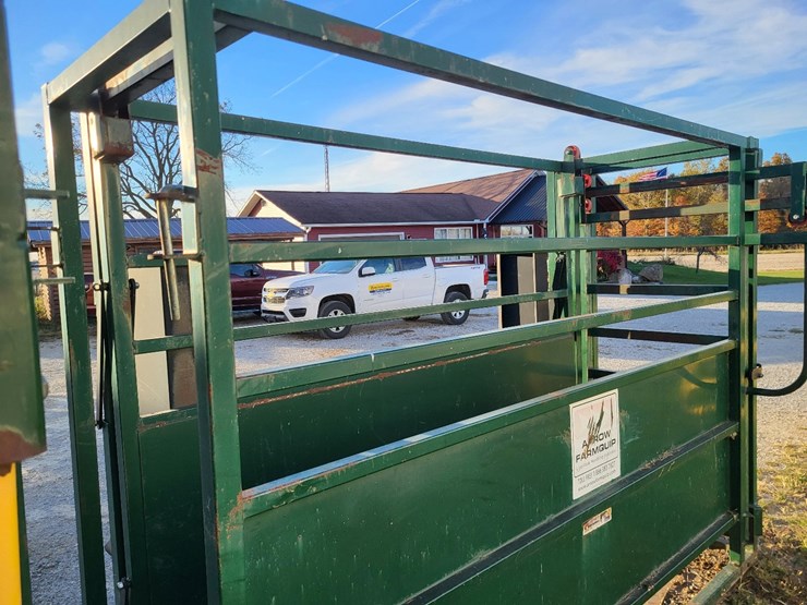 arrow-farmquip-8400-q-catch-cattle-squeeze-chute-w/alley-way---like-new-image-14