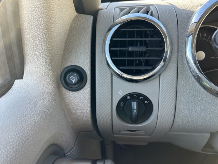 2007-ford-explorer-xlt-image-28