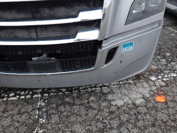 2019-freightliner-cascadia-126-image-3