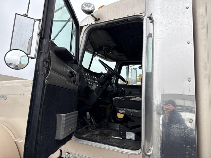 1999-peterbilt-379-image-75