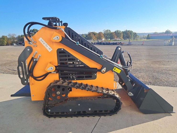 2025-landhero-mini-stand-on-skid-loader-image-5