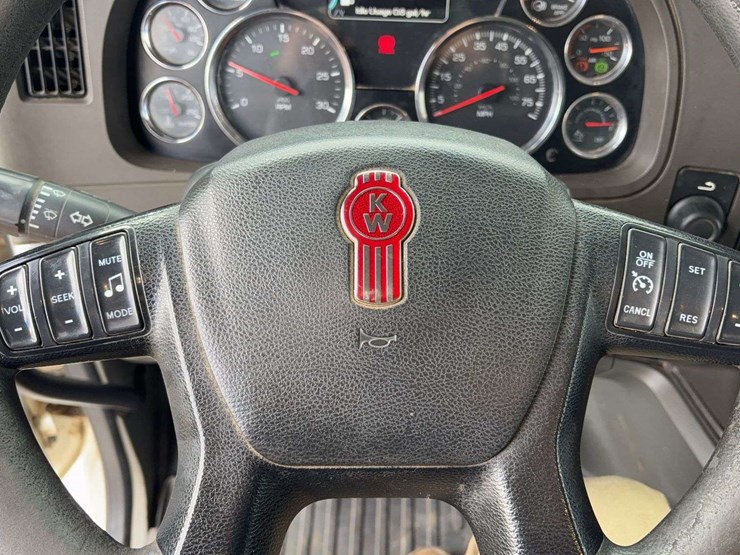 2017-kenworth-t880-image-50