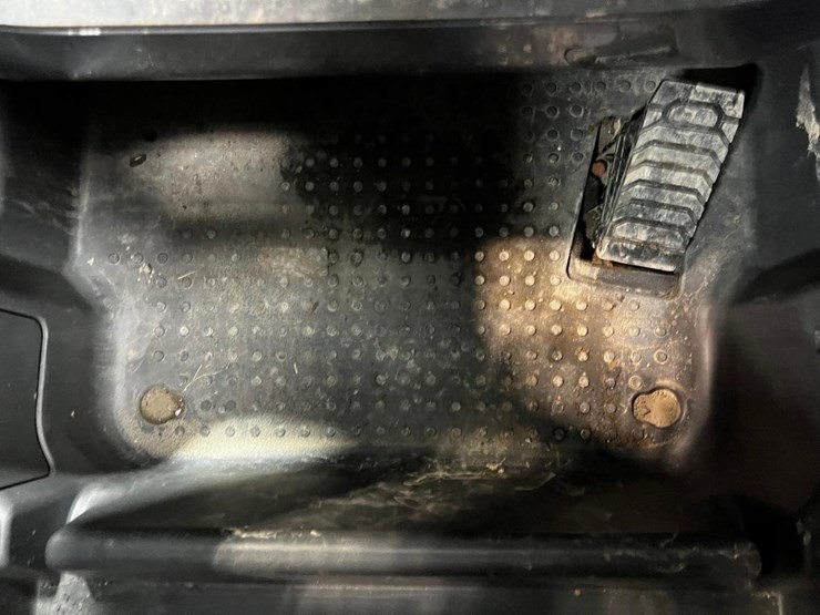 2022-deere-331g-image-29