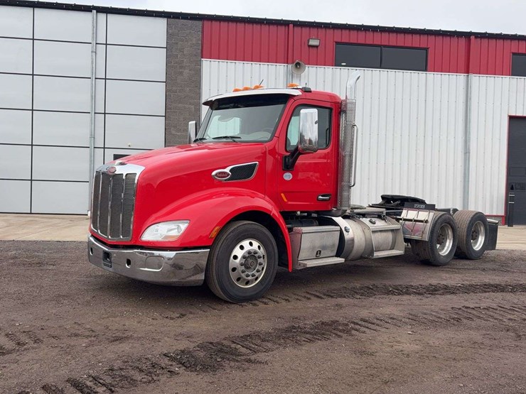 2018-peterbilt-579-image-1