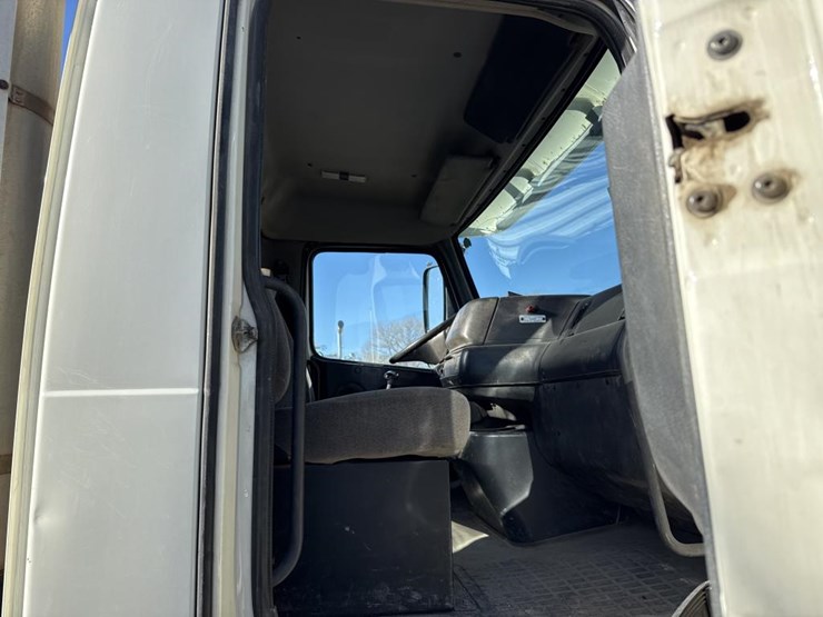 #1994-•-1999-volvo-day-cab-truck-tractor-image-40