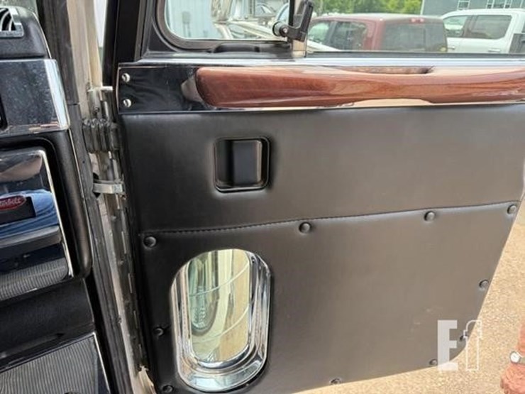 2002-peterbilt-379-image-47