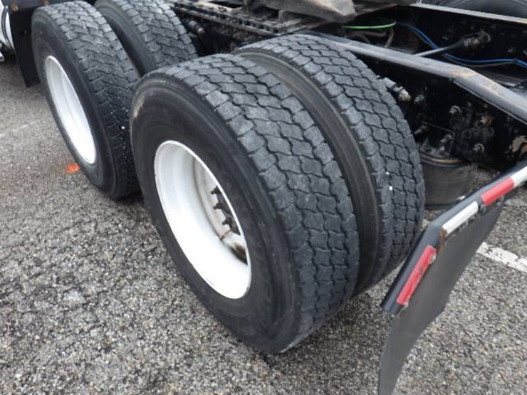 2018-freightliner-cascadia-126-image-14