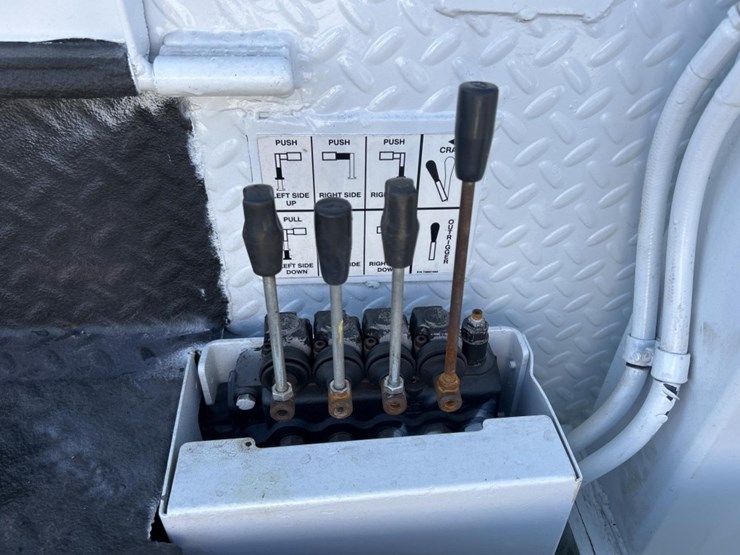 2017-peterbilt-337-image-37