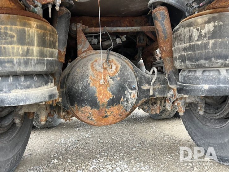 2001-peterbilt-330-image-34