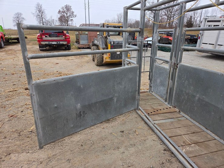 cattle-chute-w/-palpation-cage-image-17