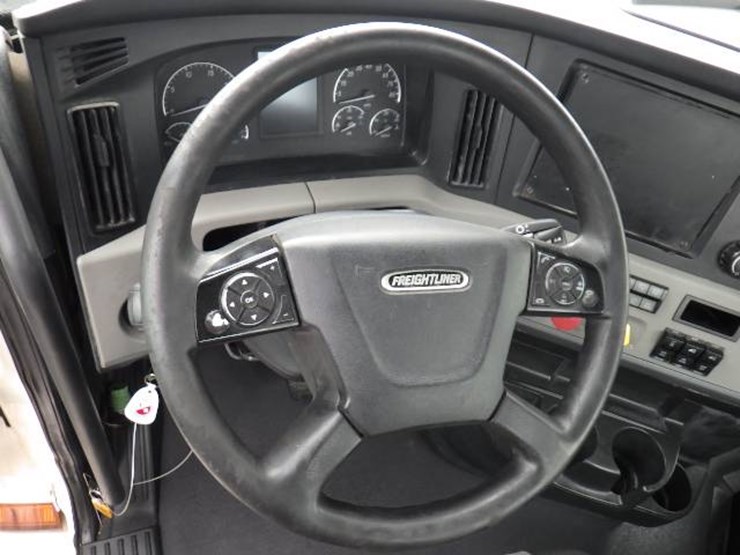 2018-freightliner-cascadia-126-image-17