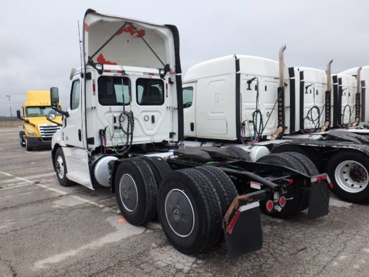 freightliner-cascadia-126-image-13