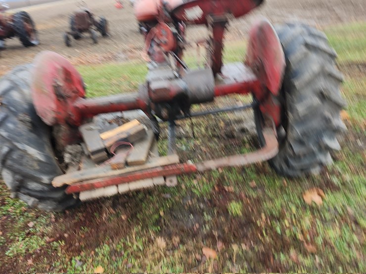 farmall-b-gas-tractor-image-5