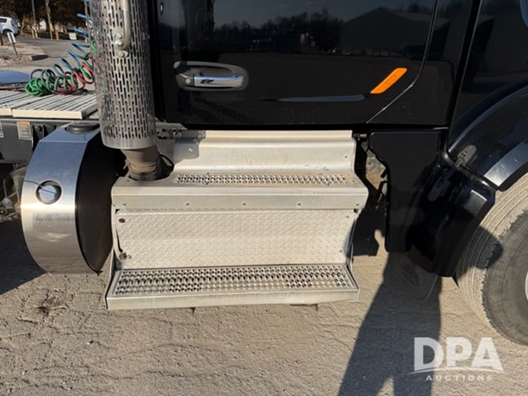 peterbilt-567-image-65