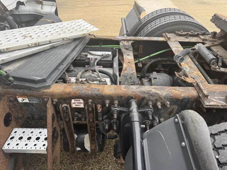 #1175-•-2016-freightliner-cascadia-day-cab-truck-tractor-image-25