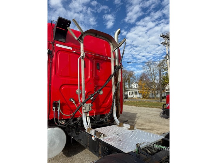 2019-freightliner-cascadia-126-image-9