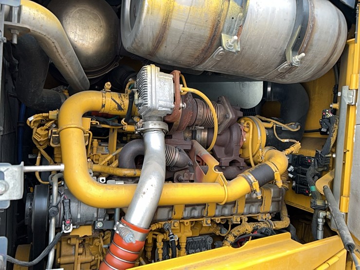 2021-deere-644k-image-10