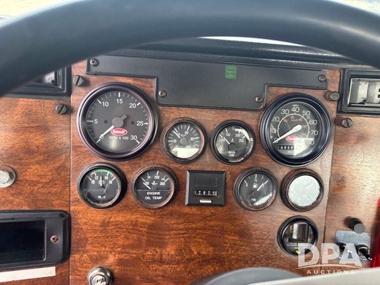 peterbilt-385-image-76